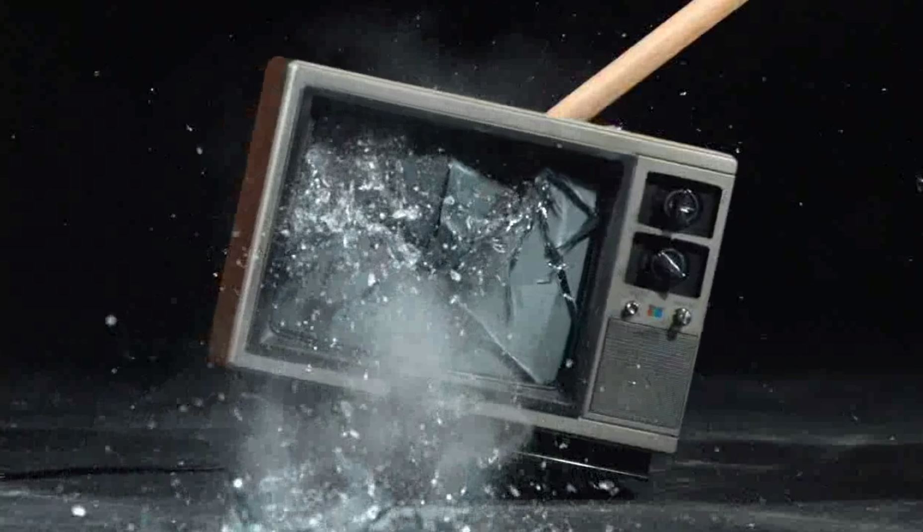 End of video. Сломанный телевизор. Фото сломанного телевизора. Футаж сломанный телевизор. Сломанный телевизор в музыкальном клипе.