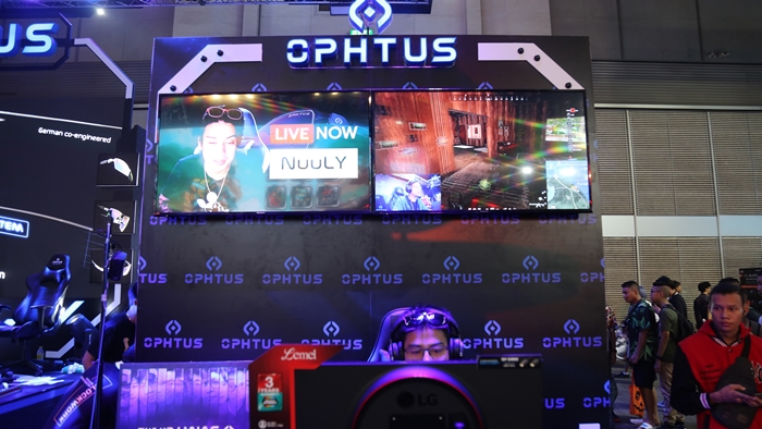 เหล่ายูทูปเบอร์ชื่อดังร่วมกัน Live Steam ภายในบูธ Ophtus ...