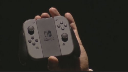 การประกบ Joy Nintendo Switch ทั้งคู่กับตัวยึดเพื่อประกอบเป็นจอยหลักขนาดใหญ่จับถนัดมือ