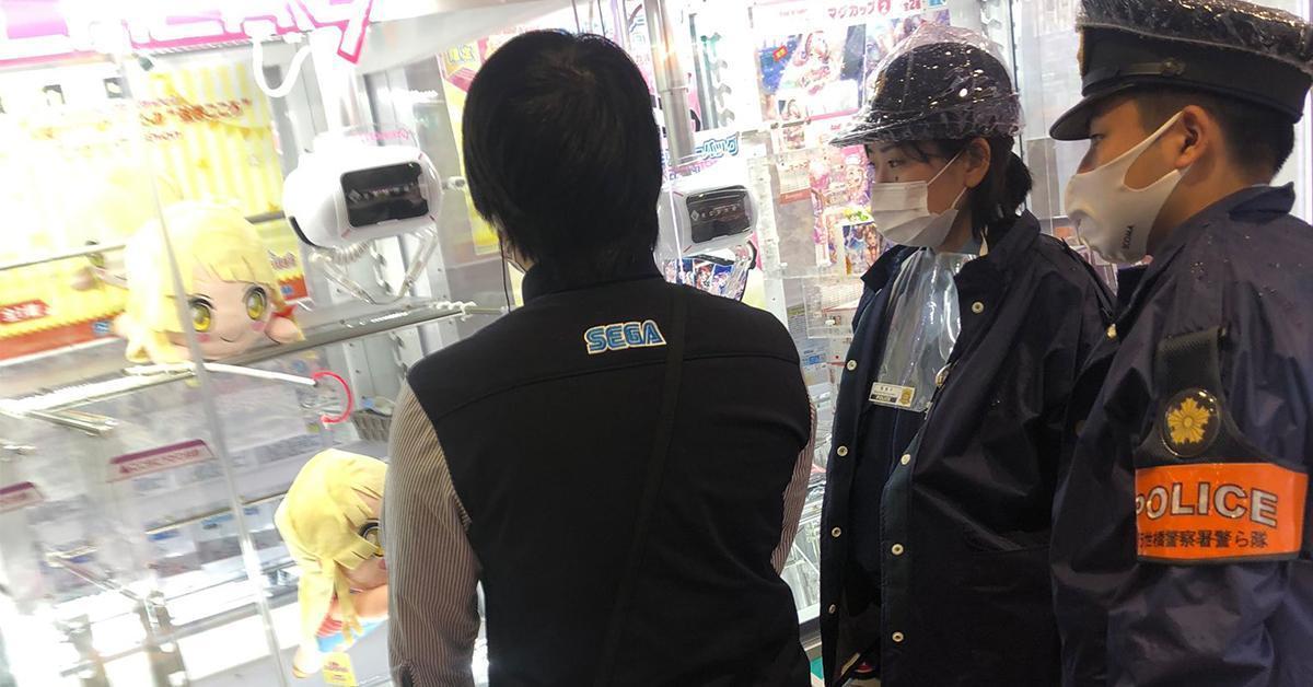 โกงป่ะเนี่ย?! ชายหนุ่มเล่น Crane Game เจ๊ง 200 ครั้ง แจ้งตำรวจตรวจสอบ, พนักงานเล่นโชว์เจ๊งไปอีก 300 ครั้ง