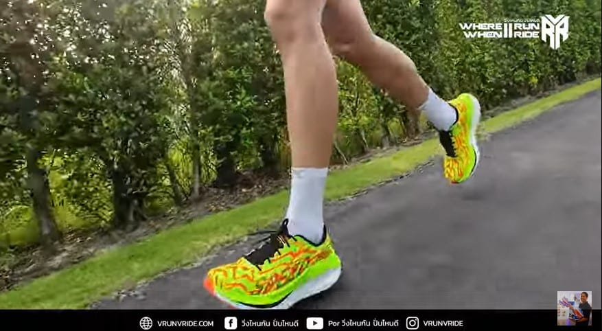 รองเท้าวิ่ง SKECHERS